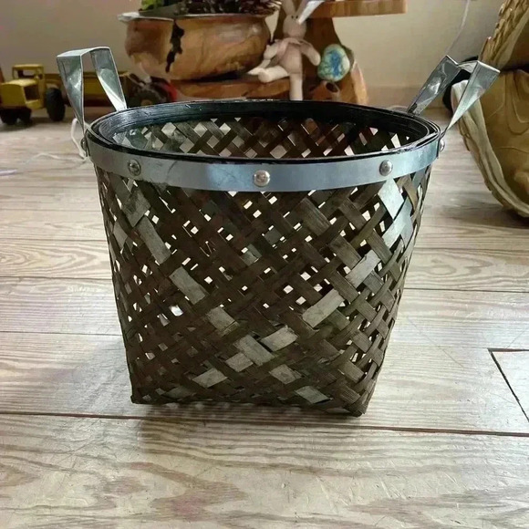 Medium sized basket - Picture 1 of 3